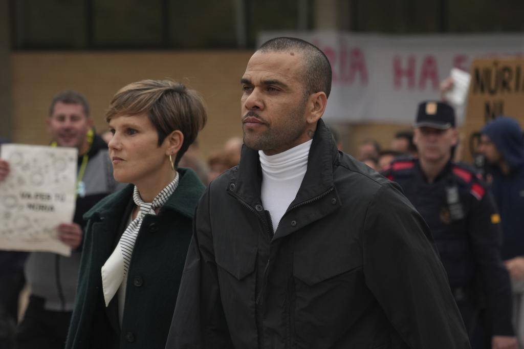 Dani Alves sale de prisión tras pagar fianza de un millón de euros