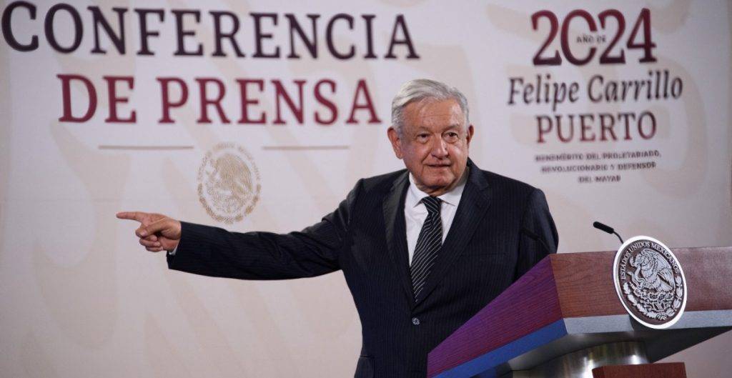 López Obrador insta a empresarios eléctricos a evitar apagones en medio de crisis energética