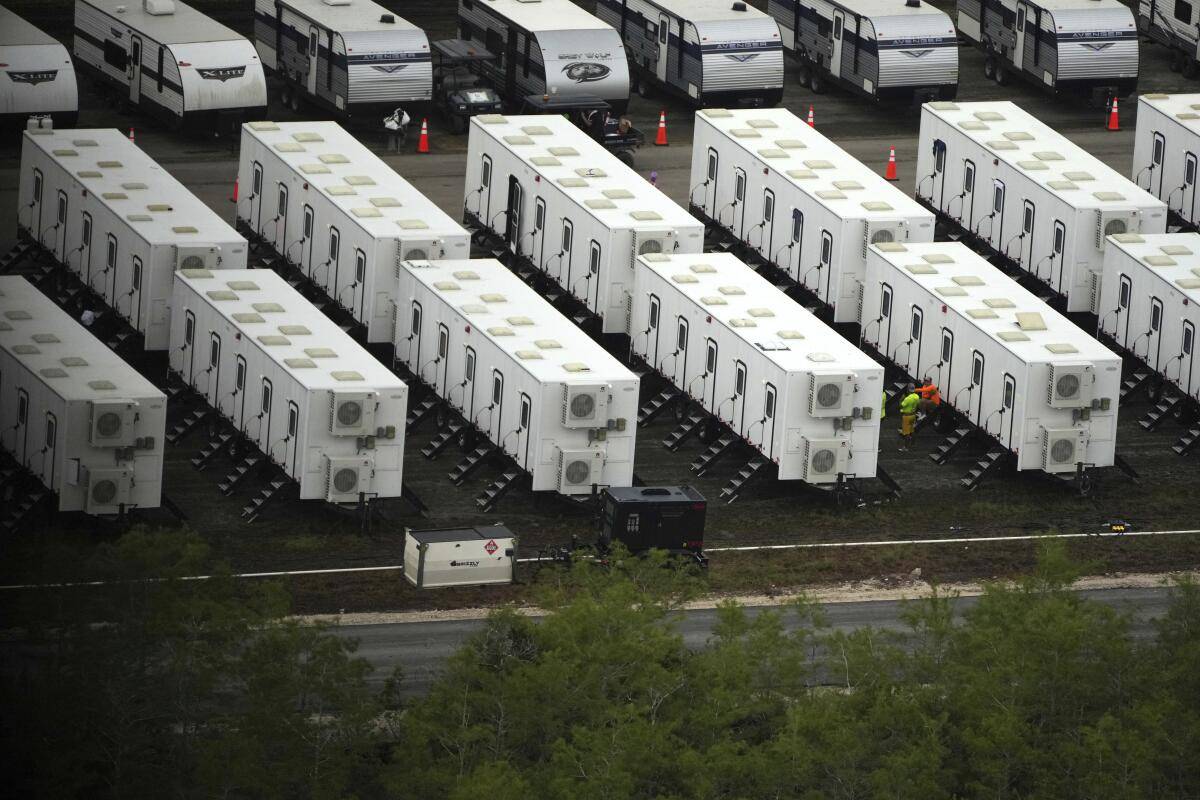 Prohíben traslado de nuevos migrantes a centro de detención “Alcatraz de los caimanes”