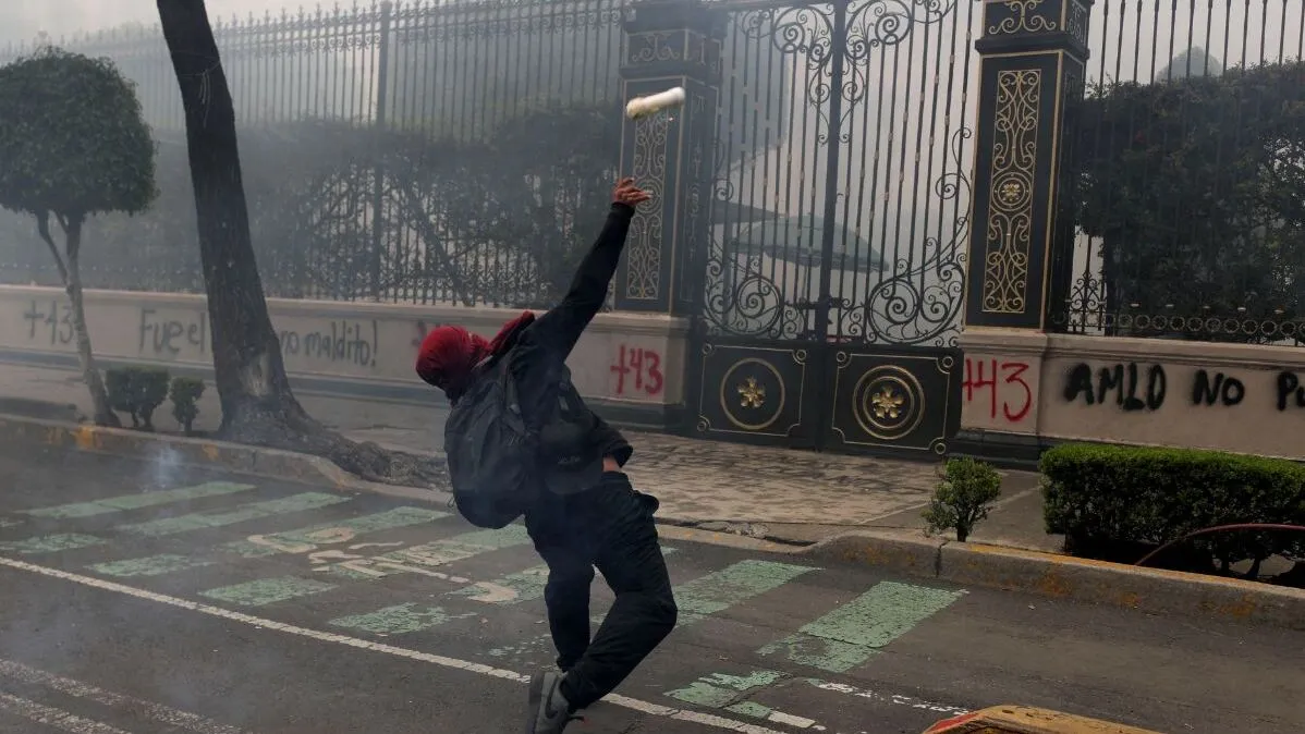 Vandalizan SEGOB CDMX activistas de Ayotzinapa