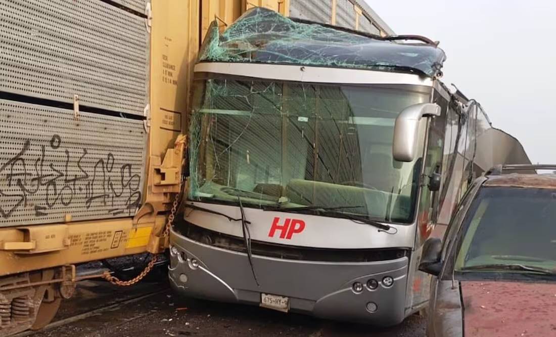 Cruce fatal: tren y autobús colisionan en Atlacomulco y dejan al menos 10 muertos