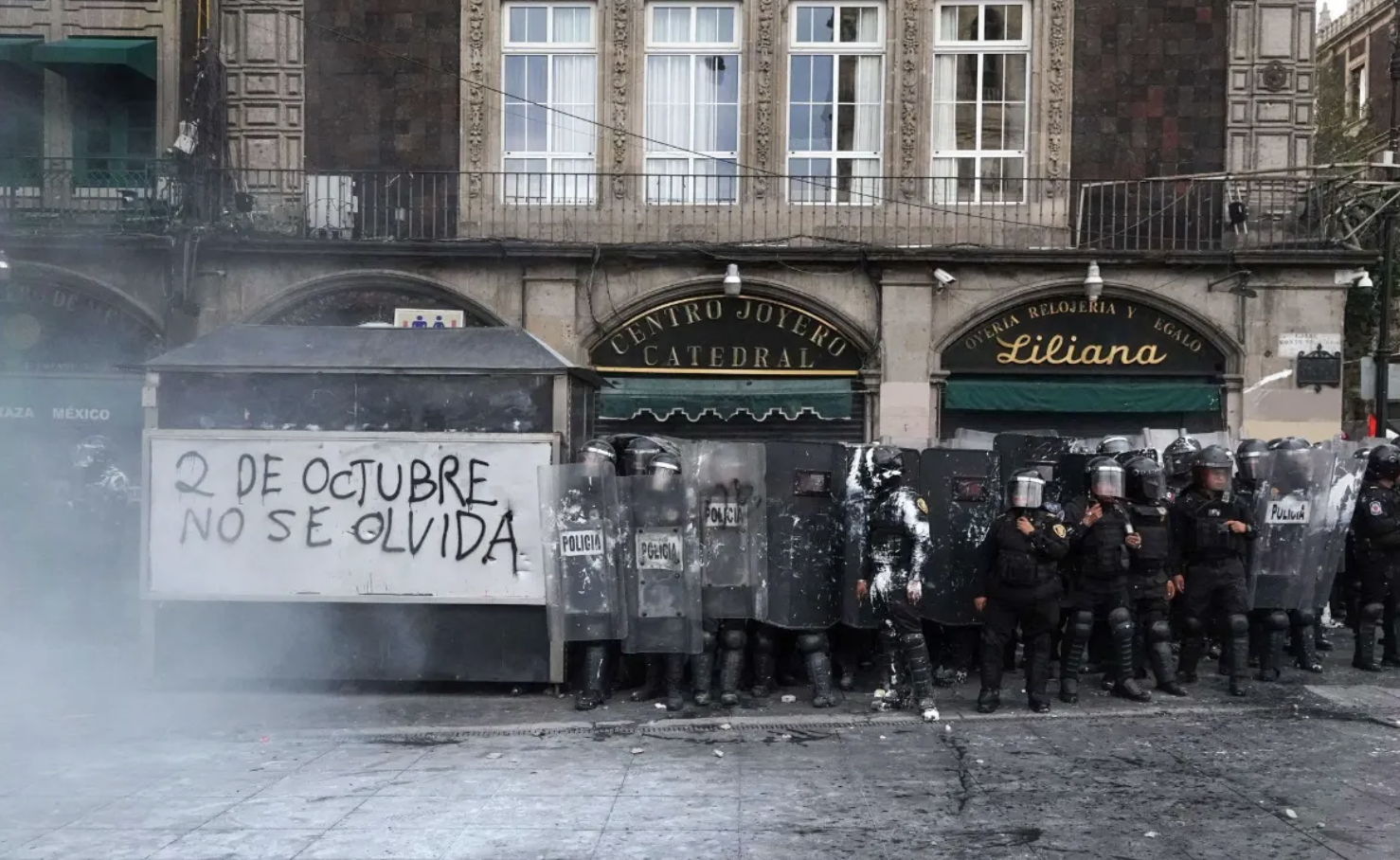 Daños en el Centro Joyero tras enfrentamientos en el Zócalo durante la marcha del 2 de octubre