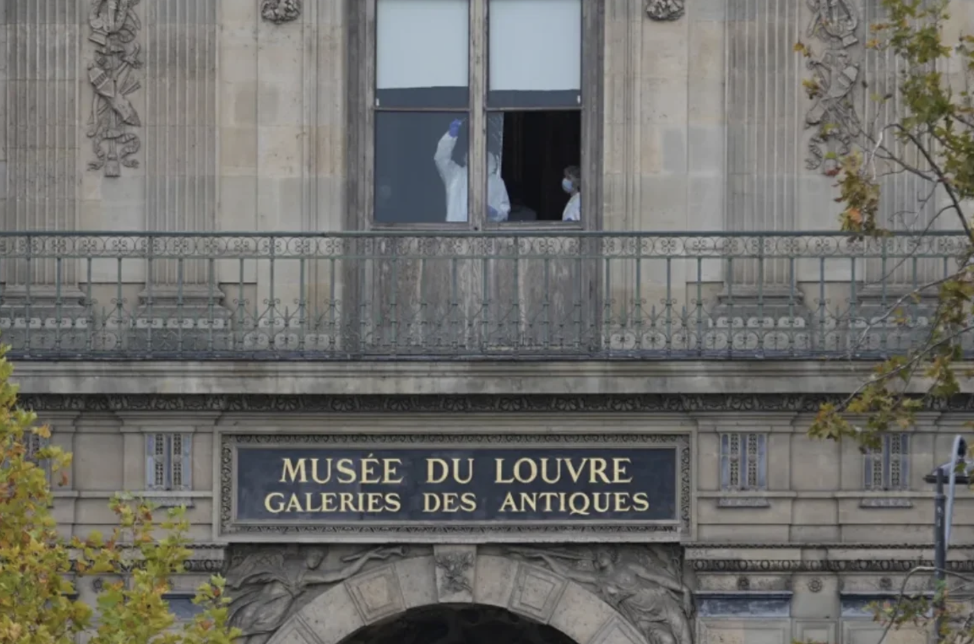 Refuerzan seguridad en el Louvre tras intento de robo