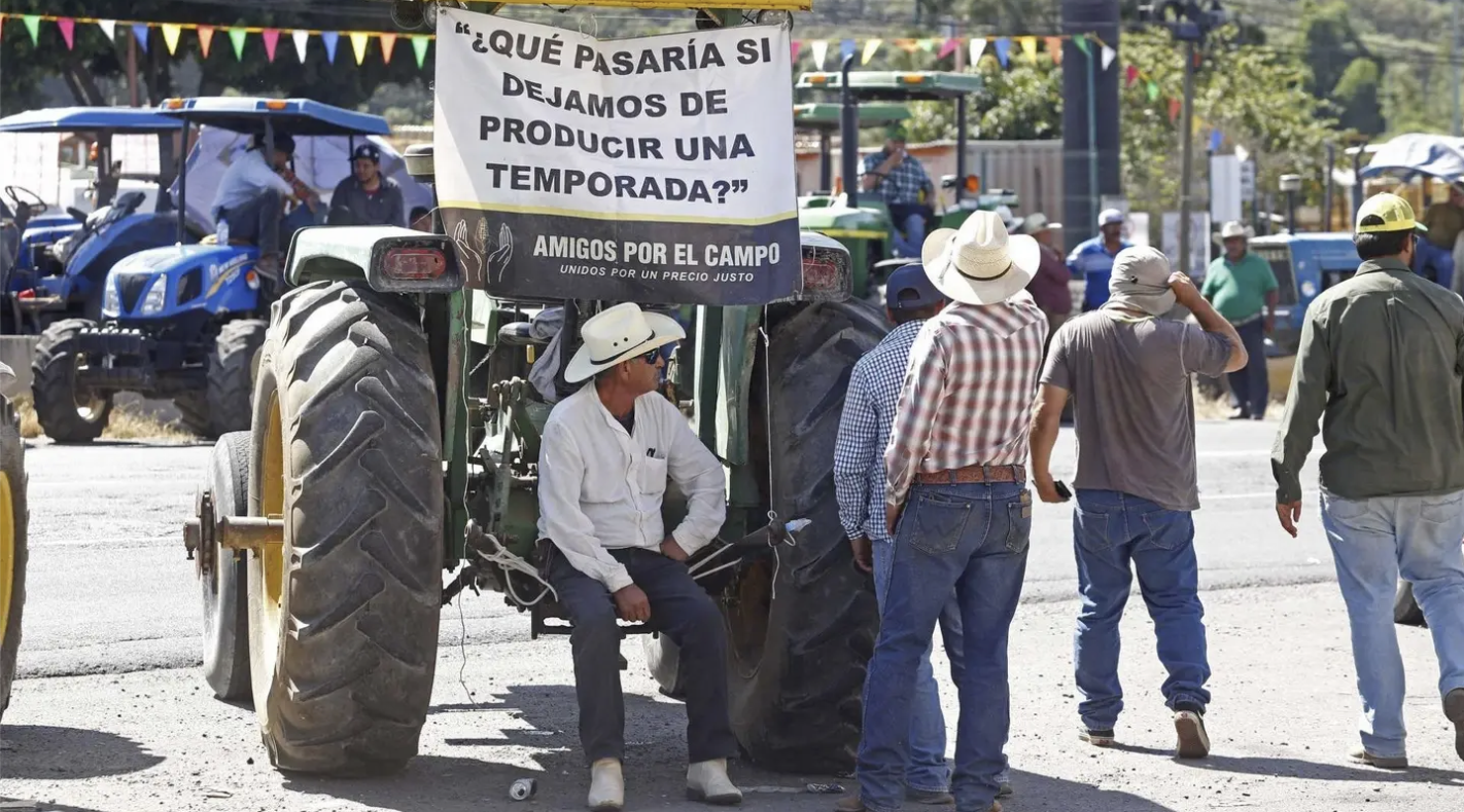 Agricultores mantienen bloqueos en diversas carreteras de México como parte del paro nacional