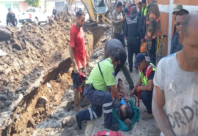 Rescatan a trabajadores de SAPASE tras deslizamiento de tierra en Ecatepec